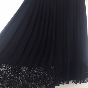 Express Women's Black With Lace Skirt Size 00